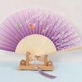 Ventaglio pieghevole giapponese con farfalla sfumata viola e fiori su supporto di legno - Stecche Bianche Stile 57