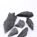 Detailansicht von sechs schwarzen Turmalin-Rohsteinen mit Pfauenfedermuster-Texturen - Federform (50-70g) / Originalfarbe