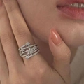 Eleganter mehrlagiger Sternring in Silber mit funkelndem Zirkonia an der Frauenhand - Stern Mehrlagiger Offener Ring / Silber