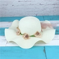 Détail d'un chapeau de paille avec couronne de fleurs, perles et ruban en mousseline - Blanc Lait