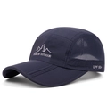 Dettaglio del cappellino solare UPF 50+ blu scuro con ricamo montagna e rete traspirante - Regolabile / Blu navy