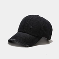Détail des trous usés et de la texture délavée sur la casquette de baseball en jean noir - Noir