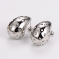 Primer plano de pendientes de gota plateados con brillantes diamantes de imitación - Color Acero