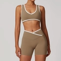 Zweiteiliges Yoga-Set in Khaki mit weißem Kontrastrand, V-Ausschnitt Top und High-Waist Shorts - S / Kakaobraun