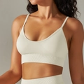 Nahaufnahme des nahtlosen Sport-BHs mit dünnen Trägern und Rippenstruktur in Creme - S / Creme