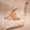 Detailopname van gouden halve maan ring met gehamerde metalen textuur op steen - Gouden Maan Stijl (Gehamerde Textuur)