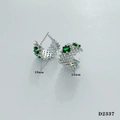 Orecchini a C in argento irregolare con pietre verdi e dettagli in micro-consistenza - Orecchini d'argento geometrici cavi irregolari (D2337)