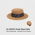 Vue à plat d'un chapeau de paille kaki avec ruban floral noir et design à sommet plat - Réglable (54-58cm) / Kaki avec ruban noir