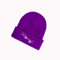 Gros plan du bonnet en tricot violet avec broderie blanche de mains sur le revers - M (56-58cm) / Violet foncé