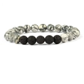 Vue détaillée du bracelet pour homme en pierre de lave naturelle de 8mm et perles marbrées - Pierre Carte + Pierre de Lave