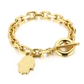 Goldenes Edelstahl-Hamsa-Hand-Armband mit strukturiertem Anhänger und OT-Knebelverschluss - Goldfarbenes Hamsa-Armband (KB152765-Z)