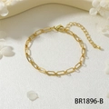 Dettaglio di un braccialetto a catena paperclip dorato con chiusura su seta bianca - Catena a Graffetta Ovale Minimalista (BR1896-B)