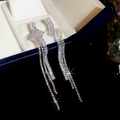 Detailansicht der silbernen Quastenohrringe mit Zirkonia in einer Schmuckschatulle - Silber