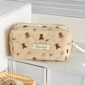 Detalle de neceser acolchado beige con lindos motivos de osos y leones animados - Bolsa Octagonal / Oso pardo