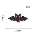 Dettaglio della toppa ricamata a pipistrello nero e viola con misure di 7,4 x 3,4 cm - Toppa di Halloween 3# (Pipistrello Viola)
