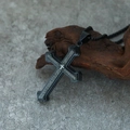 Détail du pendentif croix en acier noir avec gravure du texte de la prière du Seigneur - Pendentif uniquement / Pendentif Noir (Sans Chaîne)