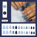 Faux ongles bleus 3D à fleurs avec motifs d'étoiles françaises et style vintage - Forme Amande Longue Moyenne (Z1143) / Bleu Brume Glacée Douce (Avec Colle)