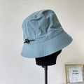 Cappello da pescatore in nylon verde acqua con cordoncino regolabile su manichino - Blu