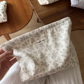 Nahaufnahme der geblümten Baumwolltasche mit Etikett und Vintage-Blumenmuster - Beige Basis Khaki Floral