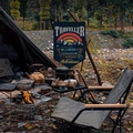 Bandiera da campeggio outdoor con stampa avventura vintage e asta in legno per tende - LYDQ-1004/Avventure del Viaggiatore su Strada