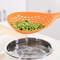 Scolapasta da cucina arancione con manico lungo che scola fagioli in una ciotola inox - Arancione