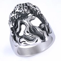 Macro-opname van de vintage roestvrijstalen ring met gedetailleerde levensboomgravure - 24101 / Maat 11