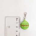 Referencia de tamaño del colgante de árbol de Navidad verde con escala que muestra 4cm - Colgante Redondo con Patrón de Ondas