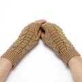 Primo piano di guanti a maglia senza dita color kaki con trama calda a treccia - Cachi