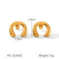 Dettaglio delle dimensioni degli orecchini a U in acciaio dorato di 1,76 per 1,58 centimetri - Orecchini a Lobo Dorati a Forma di U (HC-E10433)