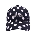 Dettaglio del ricamo 'NATURAL' su un cappellino da baseball nero con pois bianchi - Stile Ricamato a Pois Neri / Nero