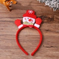 Detalle de diadema de muñeco de nieve navideño con gorro rojo y lazo sobre fondo madera - G4-2 Muñeco de Nieve Luminoso Manos Levantadas