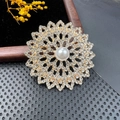Broche fleurie vintage dorée avec perles blanches et strass en cristal scintillants - BZ071 Fleur Dentelle Ronde