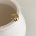 Earcuff ancho minimalista en forma de C con acabado dorado pulido para orejas sin piercing - Pieza única lisa ancha / Dorado