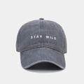 Détail de la casquette de baseball grise lavée avec broderie blanche STAY WILD - Gris
