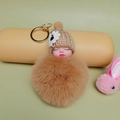 Llavero de muñeca de bebé dormido con gorro de punto marrón y pompón de piel sintética - Camel