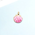 Makroaufnahme eines rosa Muschel-Anhängers mit Goldlegierung für DIY-Schmuckzubehör - Rosenrot