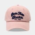Detalle de gorra rosa claro con bordado 3D azul de Bean Town Boston 1901 - Ajustable / Rosa