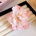 Pince à cheveux fleur en tissu dégradé rose et blanc sur un plateau à bijoux - 6# Pince à cheveux fleur 3D dégradé rose blanc