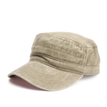 Dettaglio del cappello militare in cotone lavato con texture vintage e occhielli in metallo - Cachi