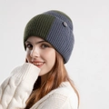 Berretto invernale in maglia con paraorecchie in design color block verde e blu - Verde Militare