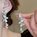 Détail de boucles d'oreilles papillon en argent avec cristaux bleus et pompons - Gland de Papillon en Pierre Bleu Glacé (26#)