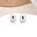 Minimalistische silberne Ohrstecker Buchstabe D aus poliertem Metall für DIY Mode - Silber Buchstabe D