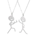 Detalle de dos collares de acero plateado con divertidos colgantes de figuras de palitos - Juego De 2 Monigotes Interacción / Plateado