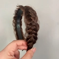 Gevlochten donkerbruine haarband van synthetisch haar met antislip binnentanden - Tan