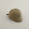 Détail de la broderie ours et du lettrage Shuaikuku sur la casquette kaki pour bébé - 48-50cm 1-2 Ans / Kaki