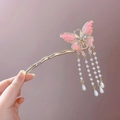 Fermaglio per capelli con farfalla rosa, asta dorata ondulata e nappe di perle - Rosa