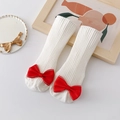 Nahaufnahme weißer gerippter Babysocken mit einer großen roten festlichen Schleife - S (0-1 Jahr) / Weiße Socken (Silberkante Rote Schleife)