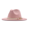 Chapeau fedora en laine rose avec corde beige et chaîne dorée sur fond blanc propre - M (56-58cm) / Rose Clair