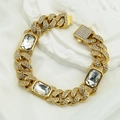 Dettaglio del bracciale a catena cubana dorata con diamanti e grandi cristalli rettangolari - Colore Oro Pietra Bianca