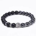 Dettaglio del bracciale di perle nere opache con ciondolo albero della vita argento - Pietra opaca + Ematite